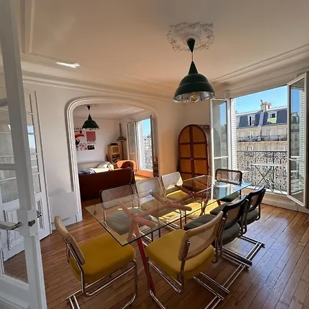 Haussmannian Appartment, Charm & Unobstructed View *