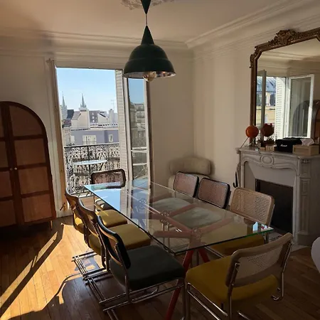 Haussmannian Appartment, Charm & Unobstructed View *
